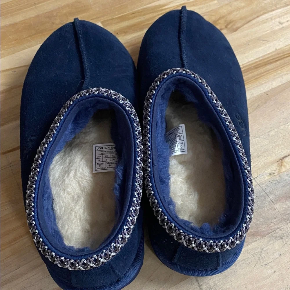 UGG kids Navy Suede Plush-Lined Slip-On Clog size 4  Like new